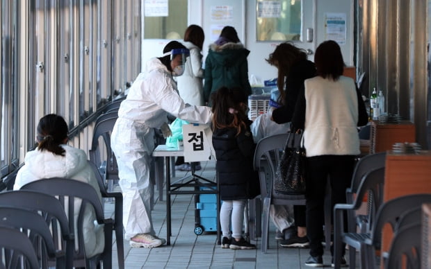 4일 오후 서울 동대문구 보건소 선별진료소에서 시민들이 신종 코로나바이러스 감염증(코로나19) 진단 검사를 받기 위해 대기하고 있다. 사진=뉴스1