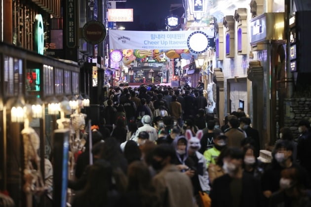 핼러윈 데이인 31일 서울 용산구 이태원 거리 모습. 기사 내용과 직접적인 연관 없음. 2020.10.31 [사진=연합뉴스]