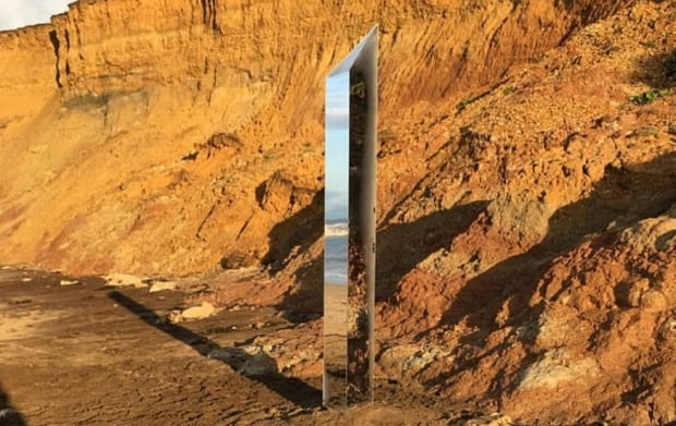 영국 잉글랜드 남단 와이트섬 해변에서 발견된 금속 기둥. 사진=영국 일간지 '데일리메일' 캡처