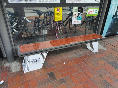 "따뜻한 의자에 앉아 버스 기다리세요"…광진구, 22곳 냉·온열 의자 설치