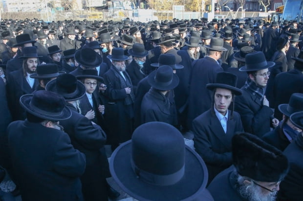 뉴욕시 내 유대인들이 최근 집회를 하는 모습. 마스크를 쓴 사람이 적다. 뉴욕포스트 캡처
