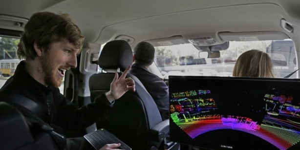 루미나 CEO인 오스틴 러셀이 2017년 샌프란시스코에서 시험 운전 중 3D 라이다 모형을 보고 있다. 라이다는 레이저를 발사해 주변 환경을 3D 모델로 구현하는 장치다. 자율주행차는 이 모형을 통해 주변 물체의 원근감과 형체를 인식할 수 있다.