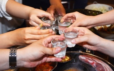 "회식은 꼭 해야겠다"…술집·식당 문 닫자 사무실서 '술판'