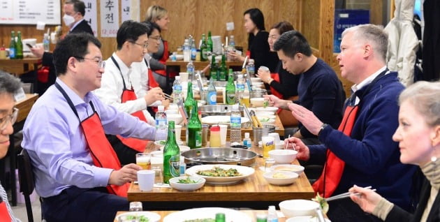 10일 서울 광화문 한 식당에서 비건 미국 국무부 부장관 겸 대북특별대표가 최종건 외교부 1차관과 만찬을 하고 있는 모습. 외교부 제공