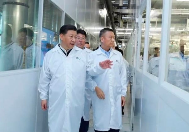 2018 년 중국 우한 YMTC 공장에서 시진핑 (왼쪽) 중국 국가 주석이 자오웨이 구오 (중앙) 칭화 유니 그룹 회장, 양 닝 (오른쪽) YMTC 최고 경영자와 함께 반도체 생산 라인을 견학하고 있다. / 사진 = 칭화 유니 그룹