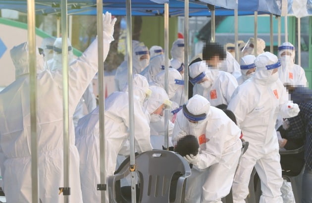 울산시 울주군 한 초등학교에 설치된 선별진료소에서 학생들이 신종 코로나바이러스 감염증(코로나19) 검사를 받는 모습 [사진=연합뉴스]