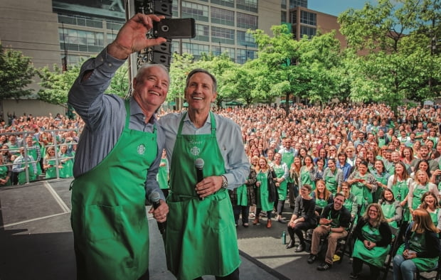 2018년 6월 스타벅스 이사회 의장과 상임회장에서 물러난 하워드 슐츠(오른쪽)가 케빈 존슨 최고경영자(CEO·왼쪽)와 파트너들과 기념사진을 찍고 있다. 