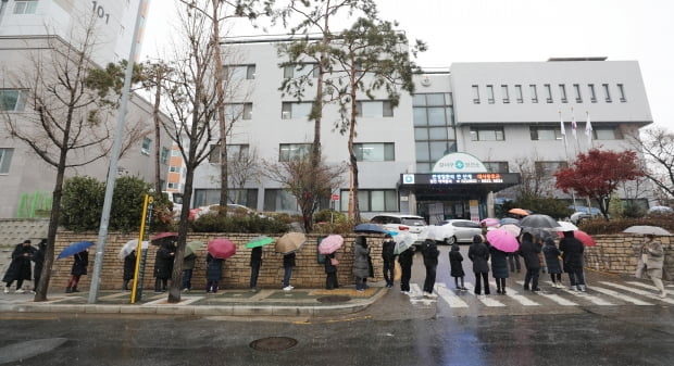 서울 강서구보건소에 마련된 선별진료소를 찾은 시민들이 검사를 받기 위해 기다리고 있다. 사진=뉴스1