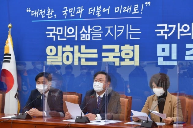 김태년 더불어민주당 원내대표가 15일 국회에서 열린 원내대책회의에서 모두발언을 하고 있다. 뉴스1