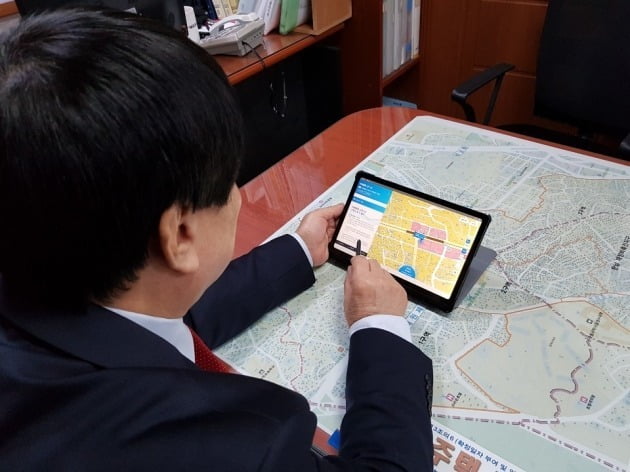 '한경AI중개사'를 이용하는 정 대표의 모습. 이 프로그램을 통해 모바일과 태블릿PC를 통해 다양한 데이터를 확인하고 시세를 추정한다. /최혁 기자 chokob@hankyung.com