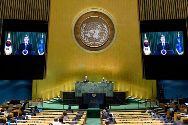문재인 대통령이 지난 9월 미국 뉴욕 유엔본부에서 열린 제75차 유엔총회에서 화상으로 기조연설을 하고 있는 모습. 연합뉴스