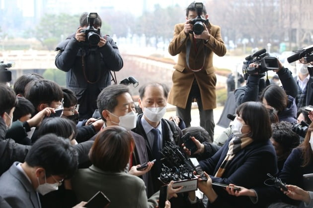 윤석열 검찰총장 측 특별변호인인 이완규 변호사(오른쪽) [사진=연합뉴스]