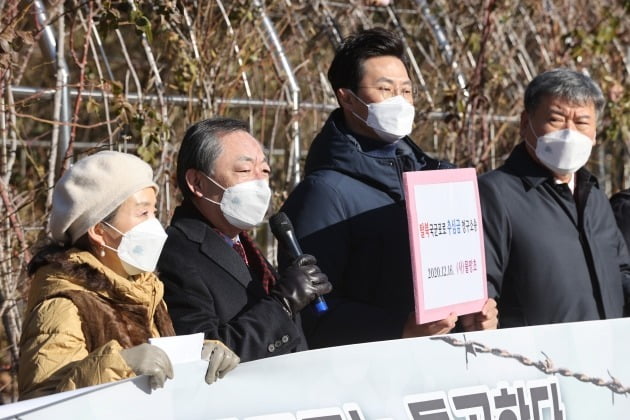 사단법인 물망초 국군포로송환위원회 관계자들이 16일 서울 서초동 서울중앙지방법원 앞에서 국군포로에 대한 남북경제문화협력재단의 추심명령 이행 촉구 기자회견을 하고 있는 모습. 연합뉴스