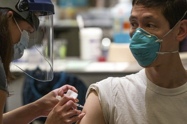 화이자 백신을 접종받는 모습 [사진=AP 연합뉴스]
