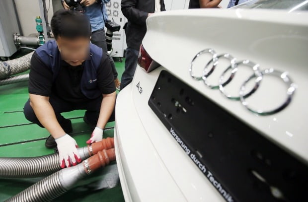 2015년 10월 인천시 서구 국립환경과학원 교통환경연구소에서 검사관이 아우디 A3 차량에 대한 배출가스 인증검사를 하고 있다. 사진 = 연합뉴스