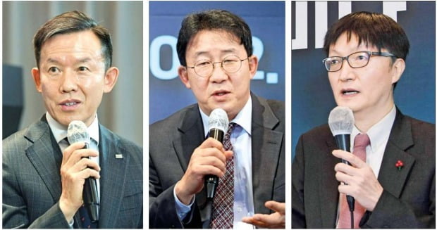 한국경제신문사가 주최한 ‘2021 대내외 경기·금융시장 대예측 세미나’가 17일 온라인 생중계 방식으로 진행됐다. 최현만 미래에셋대우 수석부회장(왼쪽부터), 안동현 서울대 교수, 김흥종 대외경제정책연구원장이 내년 경기 및 금융시장 전망을 발표했다. /신경훈 기자 khshin@hankyung.com 