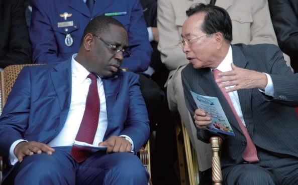 세네갈 국영 참치캔 기업 'SNCDS' 인수 후 공장 준공식장에서 마키 살(Macky sall) 세네갈 대통령과 김재철 명예회장 대화를 나누는 모습. [사진=동원그룹 50년사]