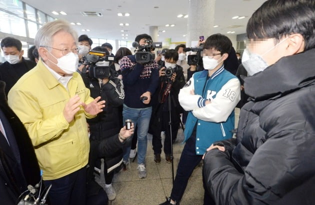 이재명 경기도지사가 14일 오전 신종 코로나바이러스 감염증(코로나19) 생활치료센터 전환 예정인 경기도 수원시 영통구 경기대학교 경기드림타워를 방문해 학생들의 질문에 답변하고 있다. 2020.12.14/뉴스1