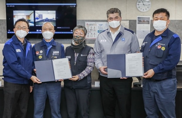 카허 카젬 한국GM 사장(왼쪽 네 번째)과 김성갑 전국금속노동조합 한국GM 지부장(왼쪽 두 번째) 등 한국GM 노사 관계자들이 임단협 합의서에 서명했다. 사진=한국GM