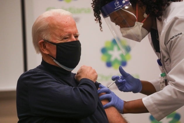 조 바이든 미국 대통령 당선인이 21일(현지시간) 델라웨어주 뉴어크의 지역병원 크리스티아나 케어에서 화이자가 개발한 신종 코로나바이러스 감염증(코로나19) 백신을 공개적으로 접종받고 있다. /연합뉴스 