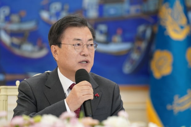 문재인 대통령이 22일 오전 청와대에서 열린 '5부요인 초청 간담회'에서 발언하고 있다. 사진=한경 허문찬기자 sweat@hankyung.com