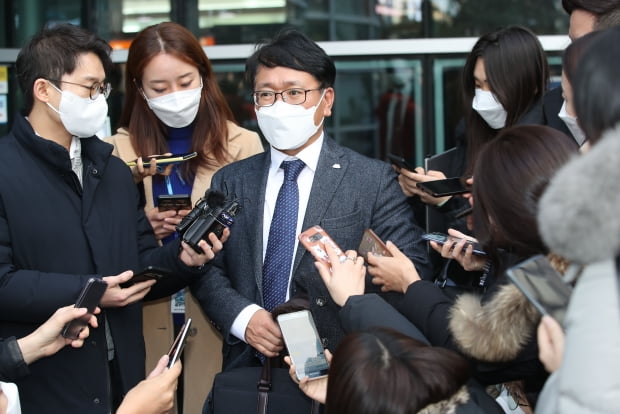 22일 오후 서울 서초구 서울행정법원 앞에서 이옥형 법무부 측 법률대리인이 윤석열 총장의 2개월 정직 처분에 대한 집행정지 신청 사건 재판을 마친 뒤 취재진 질문에 답하고 있다. 사진=뉴스1
