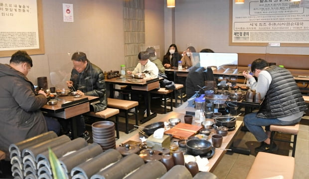수도권 지역 5인 이상 사적 모임 제한 첫날인 지난 23일 서울 강남대로의 한 식당에서 시민들이 2명~3명씩 점심을 먹고 있다. 사진 = 한국경제신문DB