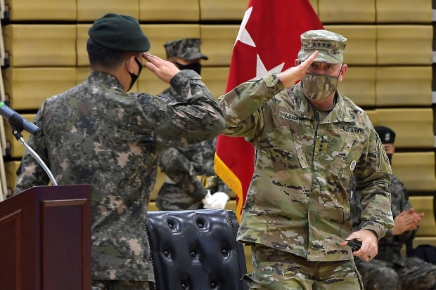 지난달 6일 서울 용산미군기지 콜리어필드 체육관에서 열린 한미연합군사령부 창설 42주년 기념식에서 로버트 에이브럼스 사령관이 기념사를 마친 김승겸 부사령관의 거수경례에 답하고 있다. 사진=연합뉴스
