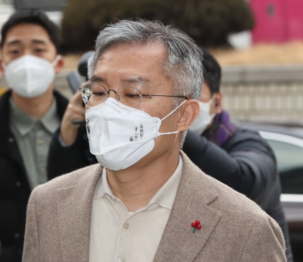 \조국 전 법무부 장관 아들의 인턴 활동 확인서를 허위로 작성해준 혐의로 기소된 열린민주당 최강욱 대표가 23일 오후 서울 서초구 서울중앙지법에서 열린 결심 공판에 출석하기 위해 법정으로 향하고 있다. 사진=연합뉴스