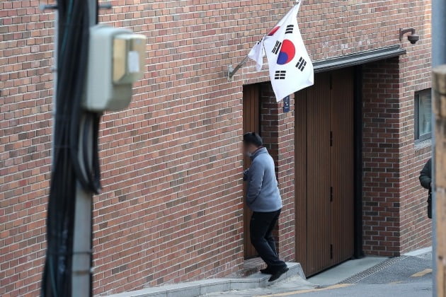 24일 오후 서울 강남구 소재 이명박 전 대통령 사저로 방호요원이 들어가고 있다. 이명박 전 대통령 사저 경비근무를 담당하는 방호요원 10명이 신종 코로나바이러스 감염증(코로나19) 확진 판정을 받았다. 현재까지 확진자와 접촉한 직원 중 25명이 음성으로 확인됐다. 2020.12.24/뉴스1