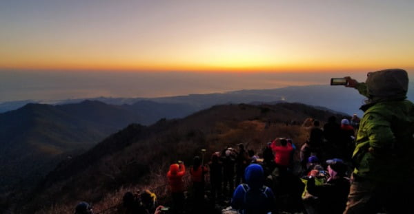 설악산 대청봉에 오른 등산객들이 일출을 맞이하고 있다. /사진=연합뉴스