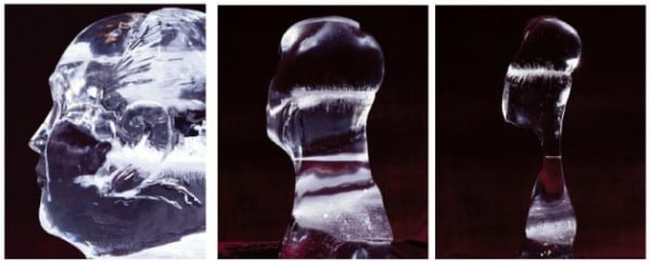 사진작가 김아타의 ‘온 에어 프로젝트-얼음의 독백 시리즈’ 중 하나인  2005. 얼음 조각상이 녹는 과정에서 ‘존재하는 모든 것은 사라진다’는 자연의 엔트로피 법칙을 엿볼 수 있다. 
