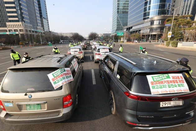 지난 26일 오후 서울 여의도역 부근 도로에서 중대재해법 입법과 비정규직 해고 금지, 김진숙 민주노총 부산본부 지도위원의 복직 등을 요구하는 차량시위가 경찰에 가로막혀 있다.  '비정규직이제그만' 등 노동·시민단체들로 구성된 '생명을 살리고 해고를 멈추는 240 희망차량행진 준비위원회'는 경찰의 집회 금지통고에도 불구하고 행진을 강행했다.  /연합뉴스