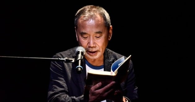 자신의 소설을 낭독하는 무라카미 하루키  /사진=도쿄FM