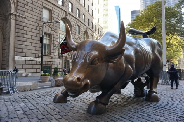 미국 뉴욕 월스트리트에 있는 '돌진하는 황소'(charging bull) 동상. 조재길=뉴욕 특파원
