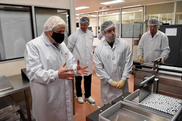 British Prime Minister Johnson Visits AstraZeneca's COVID-19 Vaccine Production Site [사진=로이터 연합뉴스]