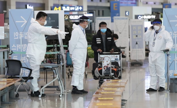 영국발 변이 코로나19 바이러스가 국내에서 확인되는 등 코로나19 확산이 계속되고 있는 28일 오전 인천국제공항 1터미널 입국장에서 방호복을 착용한 관계자들이 해외입국객을 안내하고 있다. 사진=연합뉴스