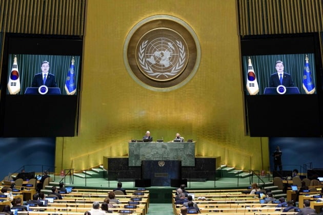 문재인 대통령이 지난 9월 미국 뉴욕 유엔본부에서 열린 제75차 유엔총회에서 화상으로 기조연설을 하고 있는 모습. 사진=AFP연합뉴스