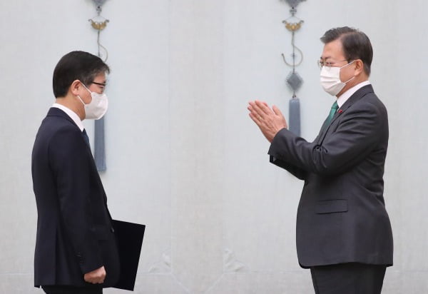 문재인 대통령이 29일 오전 청와대에서 열린 신임 국무위원 임명장 수여식에 참석, 변창흠 국토교통부 장관에게 임명장을 수여한 뒤 박수치고 있다. 2020.12.29 [사진=연합뉴스]