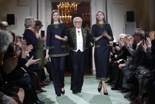 2016년 프랑스 파리에서 열린 패션쇼에서 패션디자이너 피에르 가르뎅(가운데)이 모델들과 함께 등장하고 있다. /사진=AP