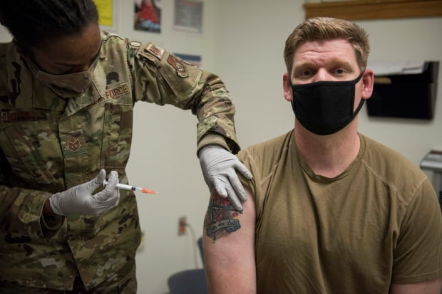 29일 전라북도 군산 공군기지에서 미군 장병들이 신종코로나바이러스 감염증(코로나19) 백신 1차 접종을 받고 있다. 사진=뉴스1