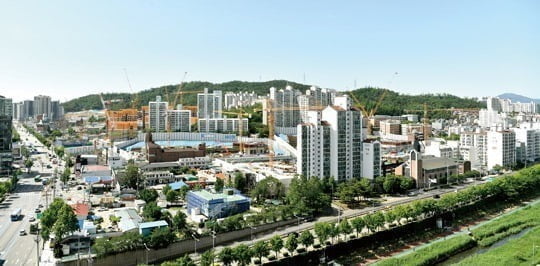 ‘로또 아파트’라는 입소문이 퍼지며 많은 수요자들의 관심을 모았던 서울 은평구 수색 6구역 재개발 단지인 ‘DMC파인시티자이’. /한경DB