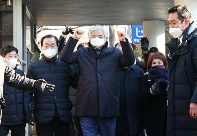 공직선거법 위반과 명예훼손 혐의로 재판에 넘겨졌다 1심에서 무죄를 선고받은 전광훈 사랑제일교회 목사가 30일 서초구 서울중앙지법을 나서고 있다. 2020.12.30 [사진=연합뉴스]