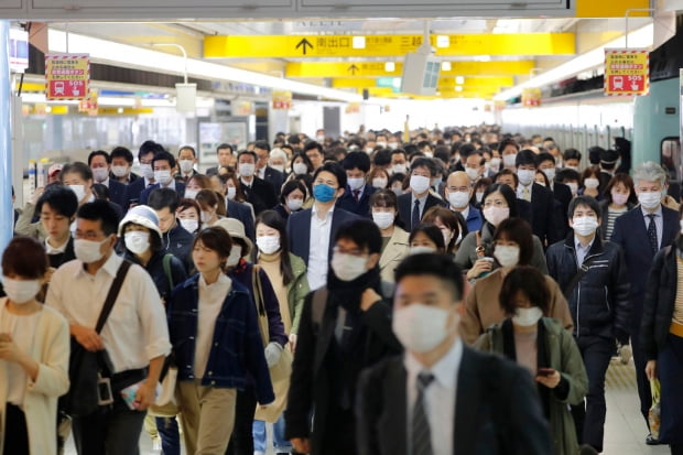 일본 후쿠오카현 지하철역에서 출근길 승객들이 신종 코로나바이러스 감염증(코로나19) 예방 마스크를 쓰고 있다/사진=AP