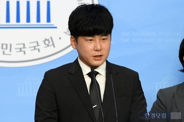 지난 5월 22일 오전 서울 국회의사당 국회 정론관에서 ‘구하라법’의 계속적인 추진을 촉구하는 기자회견이 열린 가운데 故 구하라의 친오빠인 구호인 씨가 참석했다. 최혁 한경닷컴 기자 chokob@hankyung.com