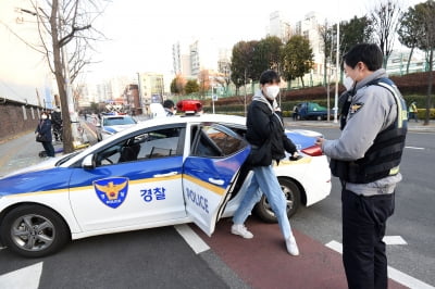 [포토] 수능 입실 완료 10분 전 경찰차 타고 급하다 급해