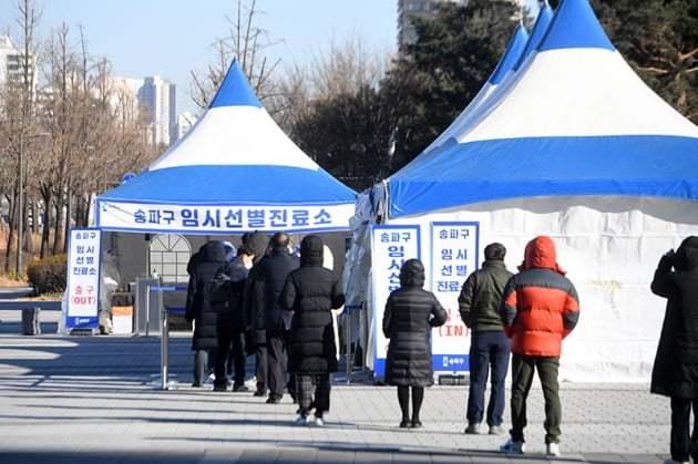 [포토] 역대 최다 확진자1078명, '길게 줄 선 선별진료소'