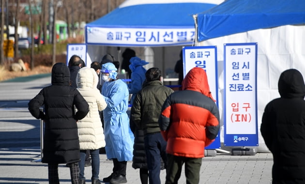 [포토] 역대 최다 확진자1078명, '길게 줄 선 선별진료소'