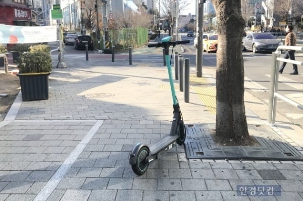 인도 한 가운데 세워진 공유 킥보드 / 사진=변성현 기자