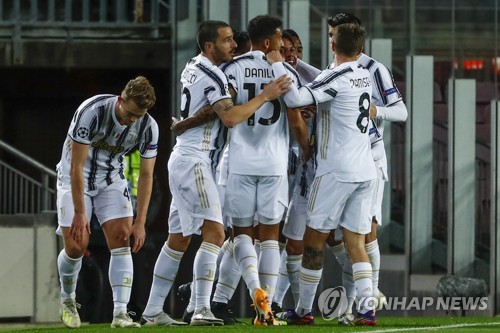 ‘호날두 2골’ 유벤투스, 메시의 바르사에 3-0 대승…1위로 16강